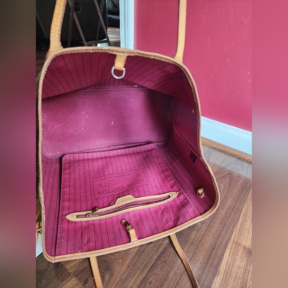 Louis Vuitton Handbags - Traded! Additional Photos - Louis Vuitton GM Neverfull with Piovine Interior